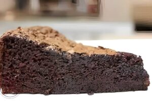 Bolo de chocolate de 3 ingredientes parece um brownie muito molhadinho e delicioso