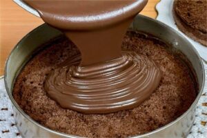 Bolo de chocolate de liquidificador com recheio de creme de chocolate trufado um bolo inesquecível