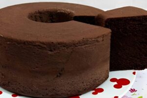 Bolo de chocolate de liquidificador um bolo de chocolate simples e rápido para o lanche