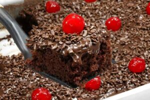 Bolo de chocolate floresta negra simples fácil e delicioso pra servir no lanche ou na comemoração