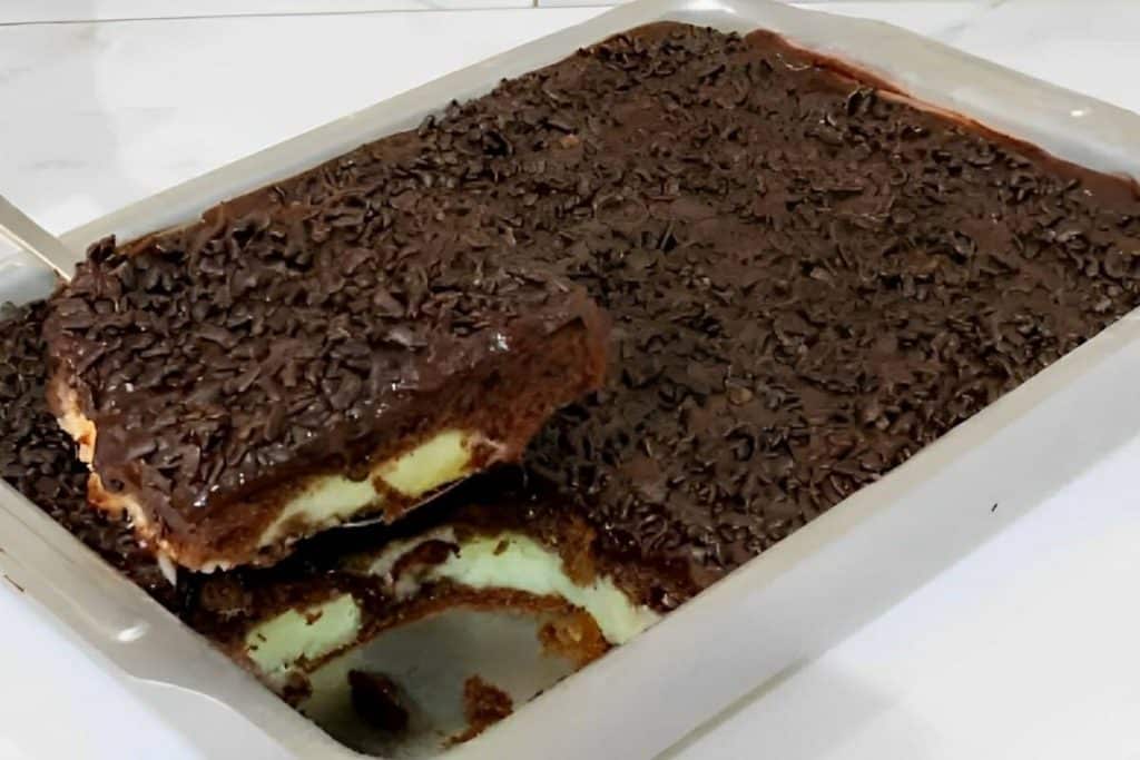 Bolo de chocolate recheado fácil você coloca o recheio antes de levar o bolo ao forno uma delícia