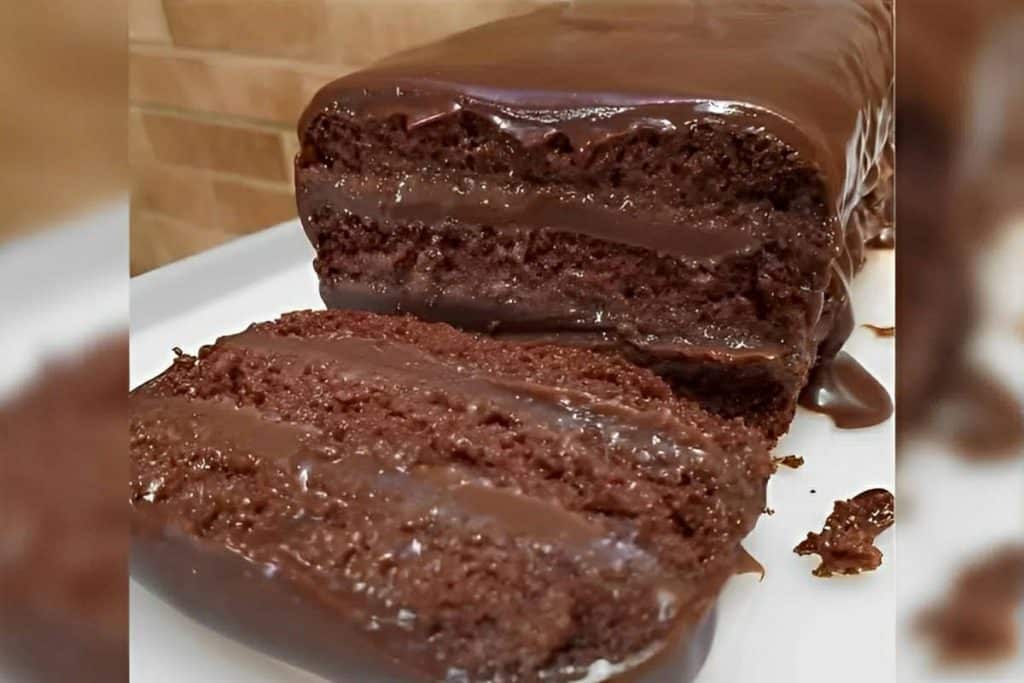 Bolo de chocolate recheado o bolo preferido de crianças e adultos para servir no lanche