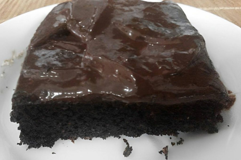 Bolo de chocolate sem farinha e sem açúcar fica fofinho delicioso e perfeito para o lanche