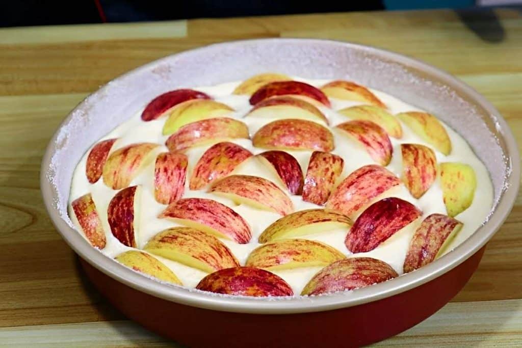Bolo de maçã com canela muito simples e fácil de preparar quando ele sai do forno perfuma a casa inteira