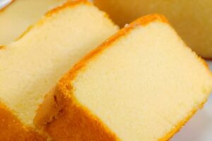 Bolo de manteiga que derrete na boca delicioso e perfeito para servir no lanche ou café