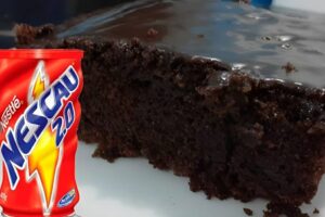 Bolo de Nescau um bolo de chocolate delicioso feito com ingredientes que você tem no armário