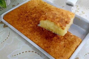 Bolo de tapioca granulada rápido e prático o bolo perfeito para seu lanche ou café