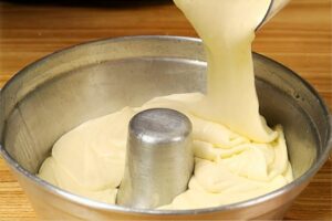 Bolo pão de queijo de liquidificador é só bater os ingredientes e levar para assar