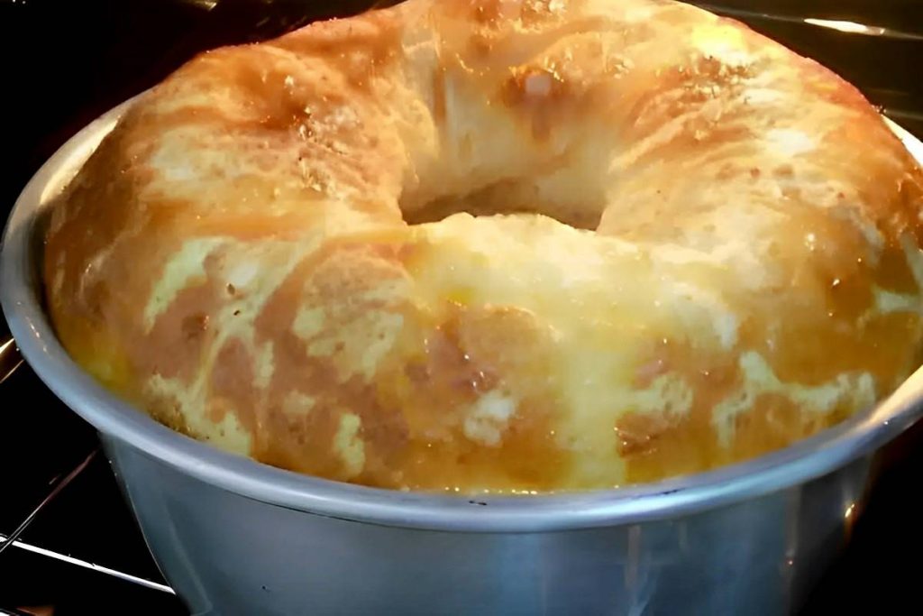 Bolo pão de queijo de liquidificador simples e fácil é só bater os ingredientes e assar