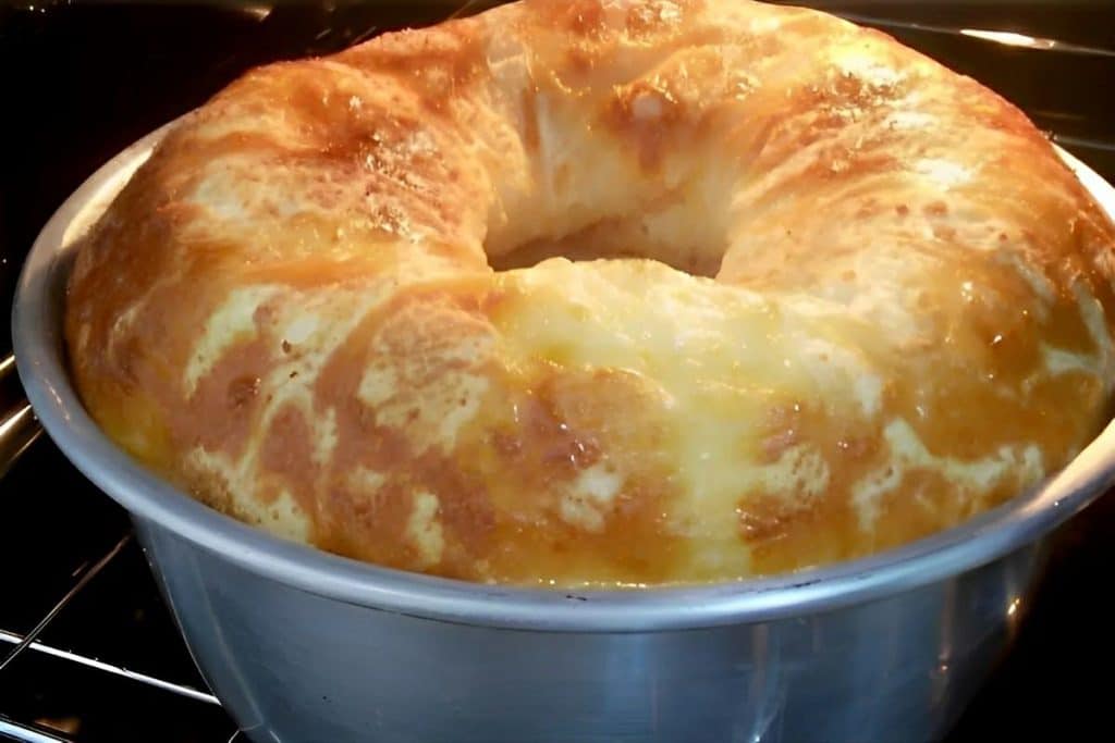Bolo pão de queijo simples e fácil basta bater os ingredientes no liquidificador e levar para assar