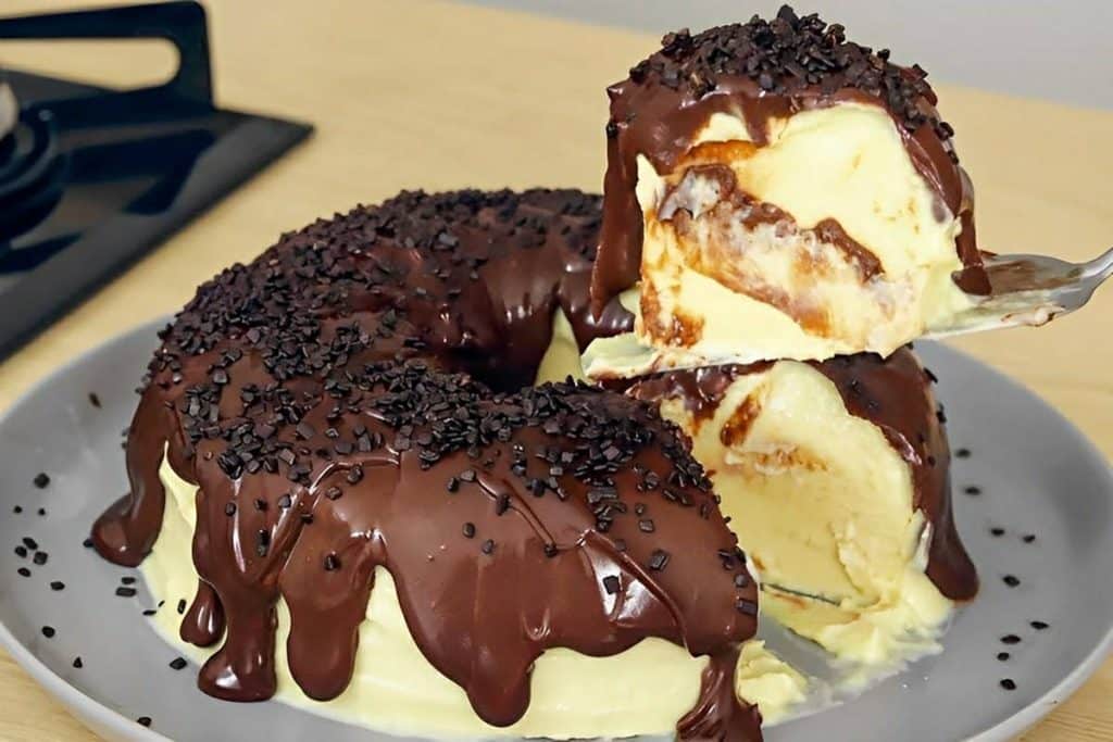 Cassata de ano novo uma torta de sorvete com cobertura de chocolate deliciosa