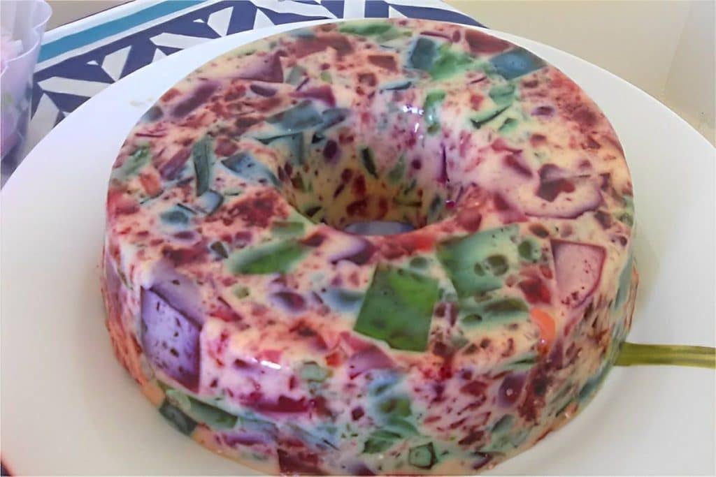 Gelatina colorida na forma uma sobremesa fácil e perfeita para o seu natal