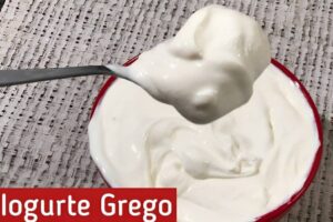 Iogurte grego caseiro com 2 ingredientes fica perfeito e não tem conservantes