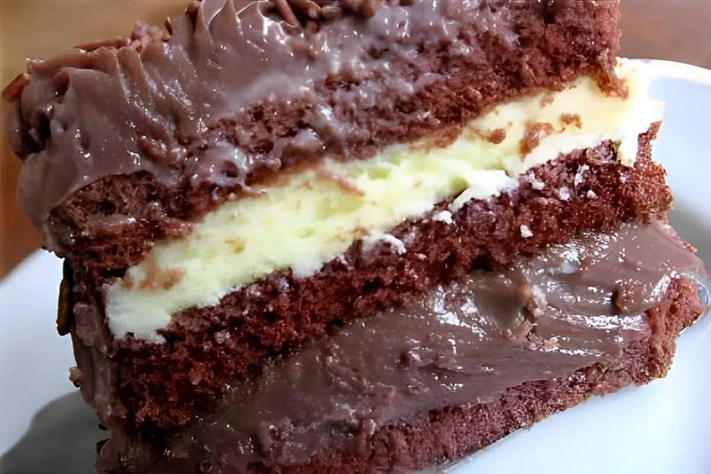 Massa de bolo de chocolate deliciosa e estruturada para rechear e cobrir como preferir