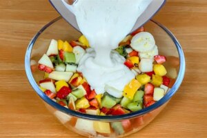 Misture esse creme na salada de frutas e faça uma sobremesa deliciosa para as festas