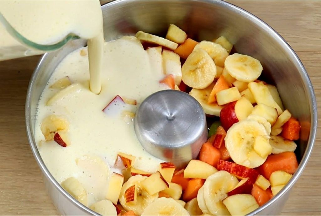 Misture o conteúdo do liquidificador com frutas e prepare um pudim de frutas perfeito pro natal
