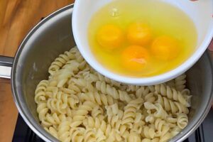 Misturei ovos no macarrão e preparei a receita mais barata e fácil para o almoço
