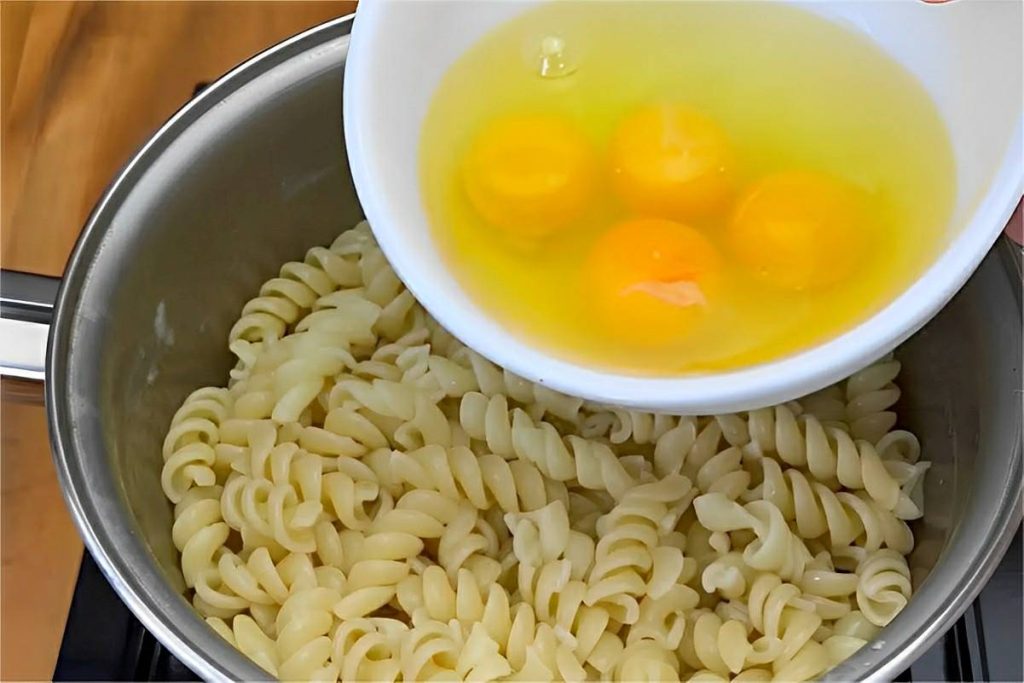 Misturei ovos no macarrão e preparei uma receita barata e deliciosa para o almoço ou jantar