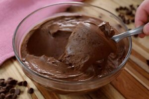 Mousse de chocolate aerada perfeita para rechear bolos ou comer de colher