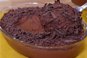 Mousse de chocolate aerada sem gelatina e sem chantilly com apenas 4 ingredientes