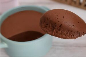 Mousse de chocolate cremosa e com sabor intenso de chocolate uma delícia para a sobremesa