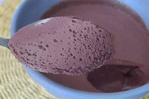 Mousse de chocolate de liquidificador fácil e prático basta bater os ingredientes e levar para gelar