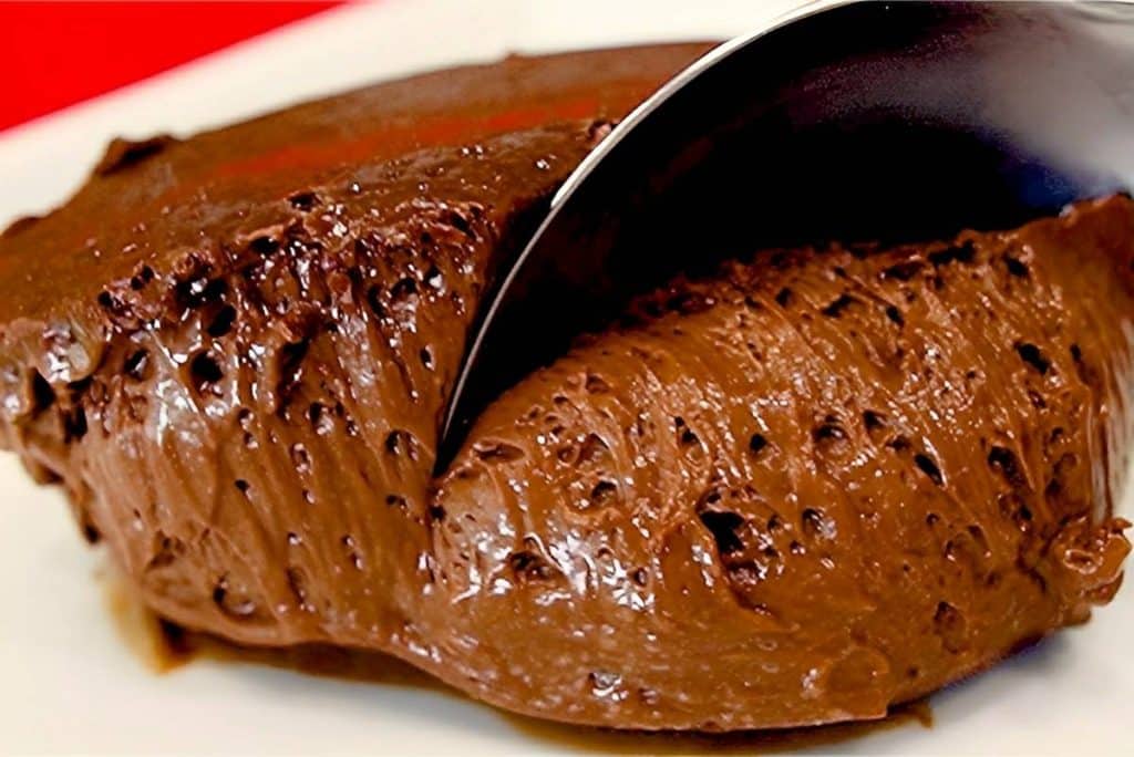 Mousse de chocolate que derrete na boca e fica pronta em minutos uma delícia