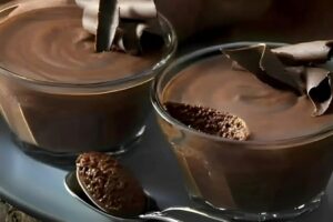 Mousse de chocolate tradicional que derrete na boca a sobremesa perfeita para qualquer ocasião