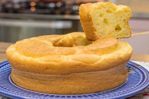 Pão de queijo na forma ou bolo pão de queijo feito com apenas 1 pacotinho de queijo ralado