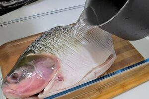 Peixe assado inteiro delicioso e muito fácil de fazer uma ótima receita para a sexta-feira santa