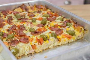 Pizza caseira com massa mole um lanche delicioso e fácil de fazer para a família e os amigos