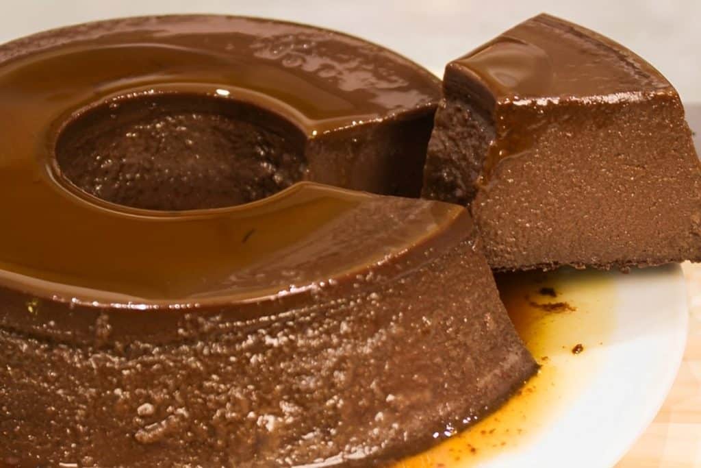 Pudim de chocolate uma delícia bem cremosa para comemorar o dia do pudim