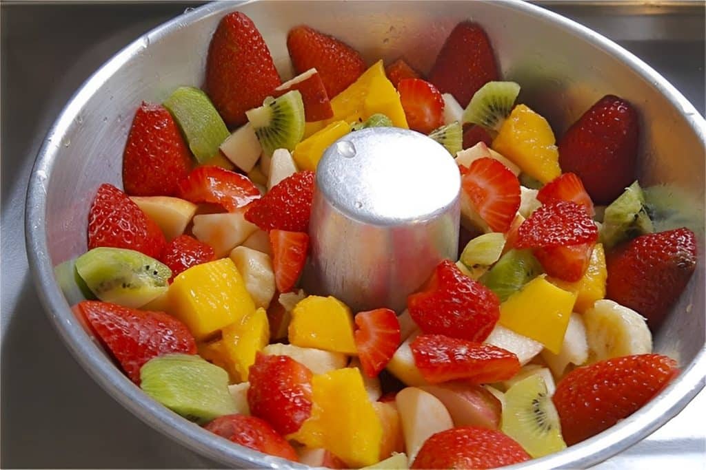 Pudim de frutas com creme de leite ninho uma sobremesa sensacional e fácil de preparar