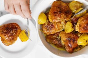Sobrecoxa de frango assada no forno com batatas perfeito para o seu almoço ou jantar