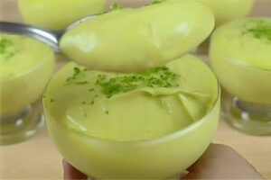 Sobremesa de abacate cremosa com 3 ingredientes muito fácil de fazer e deliciosa