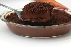 Sobremesa de chocolate para a Páscoa simples e fácil é só cozinhar os ingredientes e levar para gelar