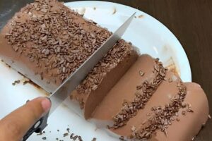 Sobremesa de chocolate pronta em 5 minutos feita com ingredientes simples que tem no armário