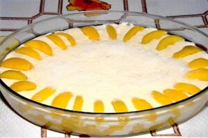 Sobremesa de preguiçoso feita com pêssego em calda fica pronta em minutos perfeita pro natal