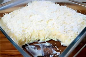 Sobremesa gelada de coco simples e prática basta misturar os ingredientes e levar para gelar