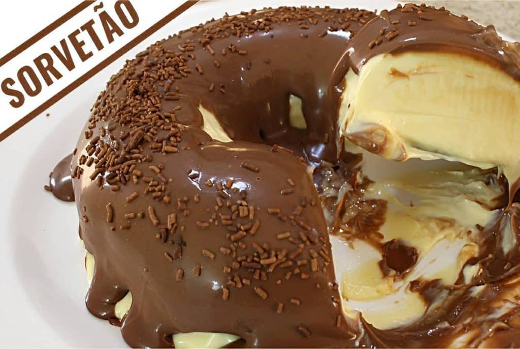 Sorvetão de natal um pudim de sorvete feito na forma com deliciosa cobertura de chocolate