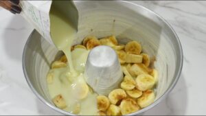 Bolo de banana com leite condensado